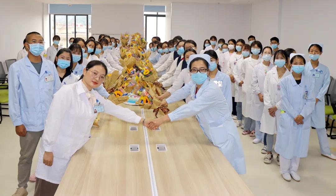 【保山安利醫(yī)院】雙節(jié)同慶，用祝福和鮮花感謝默默付出的治療師和教師們