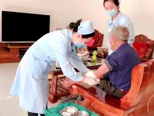 【保山安利醫(yī)院】82歲爺爺與老伴居家，在院手術(shù)后換藥不便，居家護(hù)理上門服務(wù)解難題